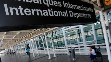 720 mil personas viajarán en avión estas Fiestas: Anuncian paro de 1 mes en Aeropuerto de Santiago