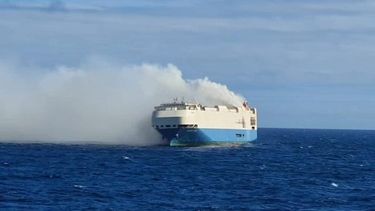 Barco ‘Felicity Ace’ con lujosos automóviles se incendia y arde a la deriva en el mar
