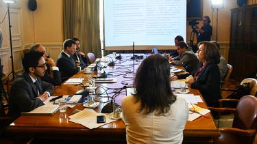 Expertos ingresan avalancha de más de 900 enmiendas: Se desata temporada de caza de votos claves