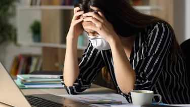 Enfermedades de salud mental: Llegan al 67% y es principal afección de trabajadores en Chile
