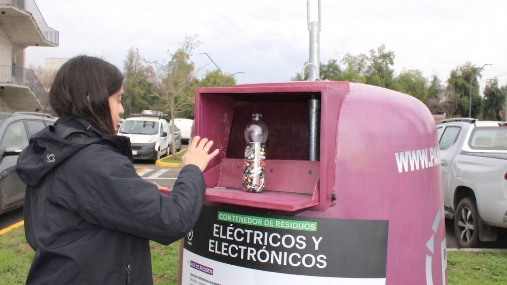 Expertos y municipios advirtieron sobre la baja tasa de valorización de residuos electrónicos. En paralelo, el Decreto Supremo N°22 obliga a los productores a financiar su recolección, con metas que parten en 3% y alcanzan el 45% en una década.