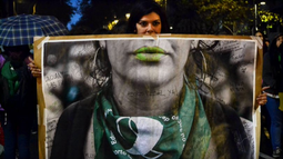 Estudiantes secundarias de Argentina se toman 14 colegios para esperar en vigilia la legalización del aborto