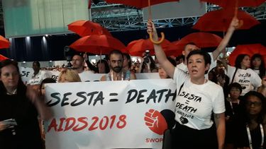 VIDEO| Manifestantes protestan e interrumpen discurso de Bill Clinton en Conferencia Internacional del SIDA