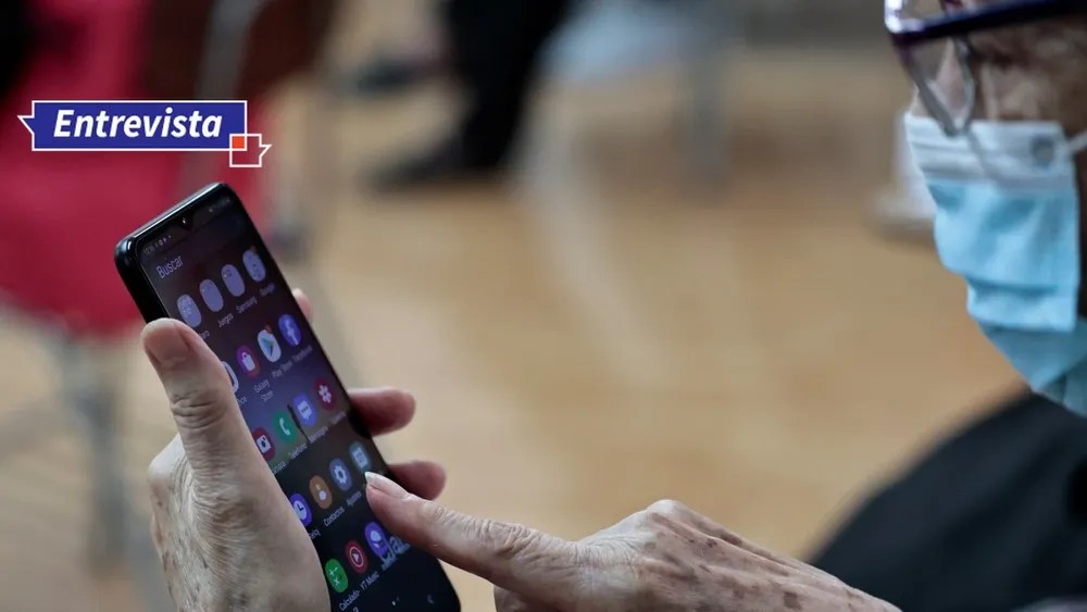 Tercera edad al alza: Alertan por crisis del cuidado y demanda de una ciudad para todo rango etario