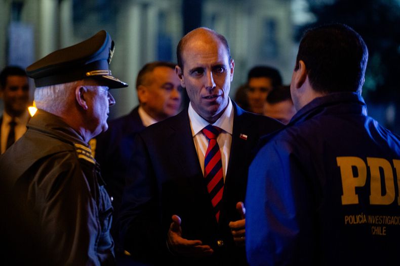 El ministro de Seguridad, Martin Arrau, junto al general director de Carabineros, Marcelo Araya y al director general de la PDI, Eduardo Cerna - Agencia Uno
