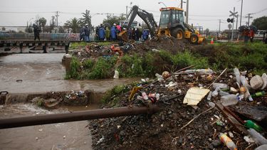 Otra vez por culpa de la basura: Canal Santa Marta se desborda e inunda Camino a Melipilla