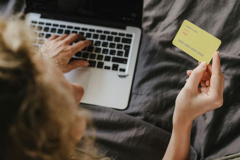 Cómo usar una tarjeta de crédito para construir historial financiero.