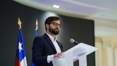 Boric busca en París socios comerciales y asume diferencias con izquierda latinoamericana