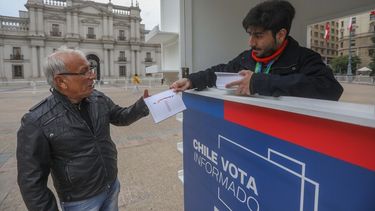 Batalla por indecisos: 53% en duda, 30% En contra y 8% A favor de nueva Constitución