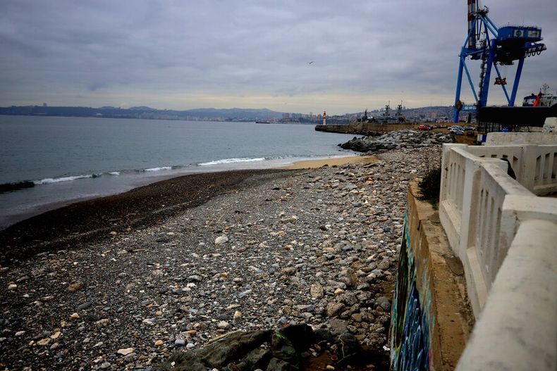 vecino hizo zanja en playa para evitar ingreso a turistas y pescadores  corte dice que es ilegal.jpg