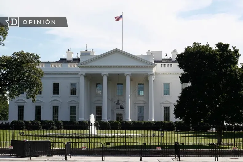 10931 foto de la casa blanca tras una reja.webp