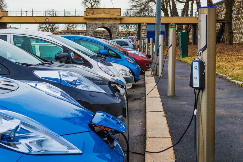 Con 2.159 estaciones públicas y 8 cargadores por 100 vehículos, el país encabeza la densidad de infraestructura en electromovilidad en la región, según OLADE.