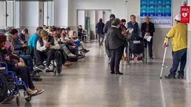 El Desconcierto | 27196 foto de personas en la sala de espera del hospital de antofa.webp