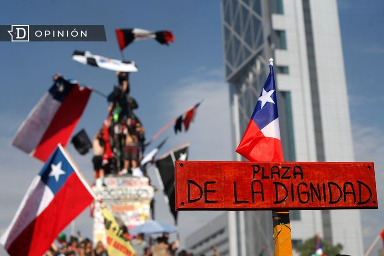 5697 imagen de personas reunidas en la estatua de baquedano duran.jpg