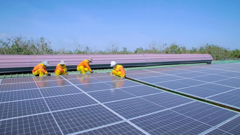 Instalación de paneles solares en Cuba para avanzar en sostenibilidad.&nbsp;