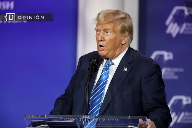 14006 donald trump hablando en un podio.webp