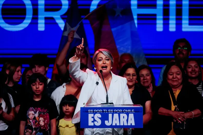 25896 jeannette jara en el acto de primera vuelta.webp