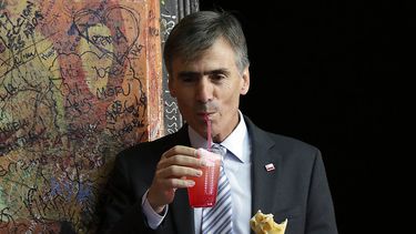 No leo novelas porque me quita tiempo: Ministro Valente rechaza el esterotipo de cuico porque conoció Europa recién a los 30 años