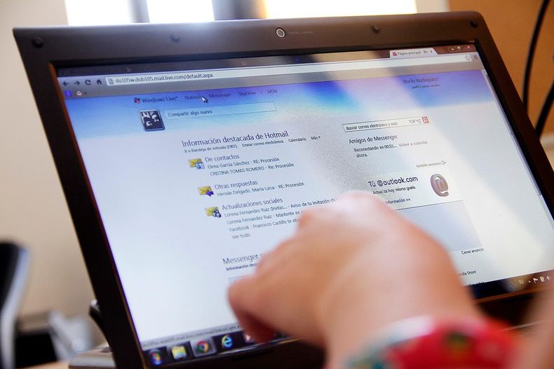 llevo a microsoft a juicio porque bloquearon su cuenta de outlook  corte de santiago pide revisar.jpg
