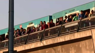 Metro restablece el servicio tras complicada evacuación de pasajeros en Línea 5