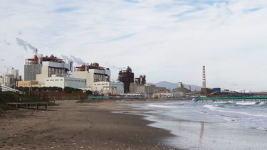 Derrame de petróleo en bahía de Quintero: Armada lo cataloga de “hecho menor” y diputada Marzán busca responsables