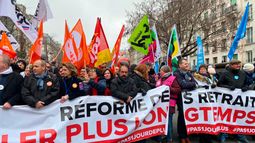 VIDEO| Más de un millón de franceses protestan contra la reforma de pensiones de Macron