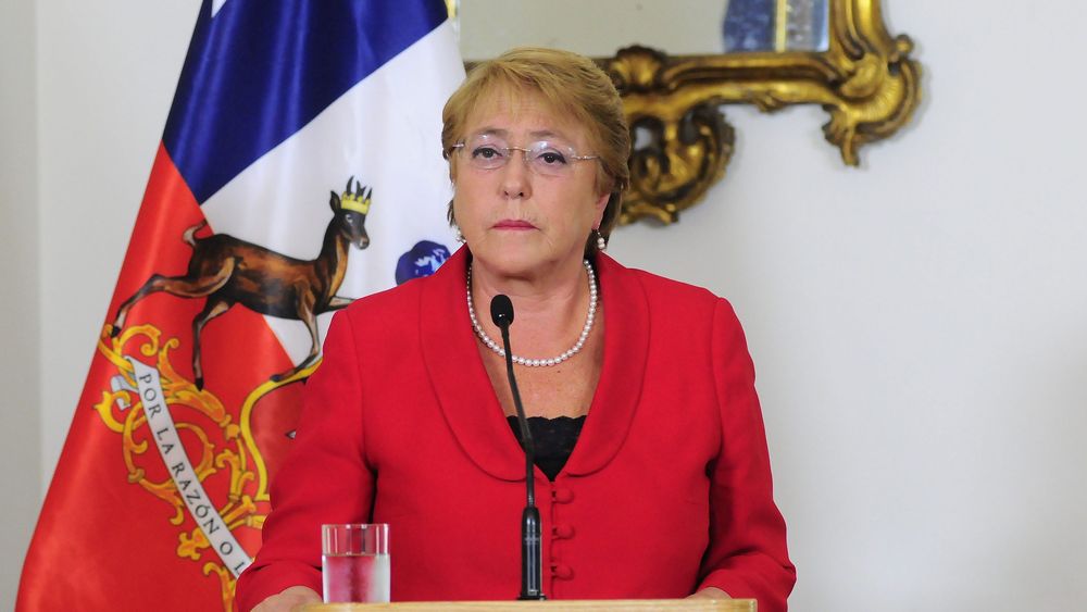 Bachelet propone que órgano público administre 5% adicional de cotización