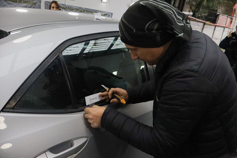 vuelta a la original rechazan eliminar la obligacion de grabar patentes en vidrios de autos.jpg