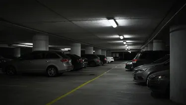 El Desconcierto | le negaron acceso a estacionamientos de su edificio en las condes y agredieron a su esposo  corte ordeno dar acceso.webp