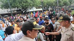 Disturbios en el centro de Quito durante noveno día de masivas protestas en Ecuador