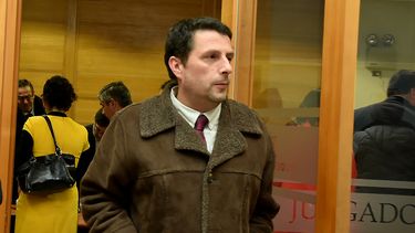 El título falso del profesor Álex Smith era una copia del documento de su esposa enfermera