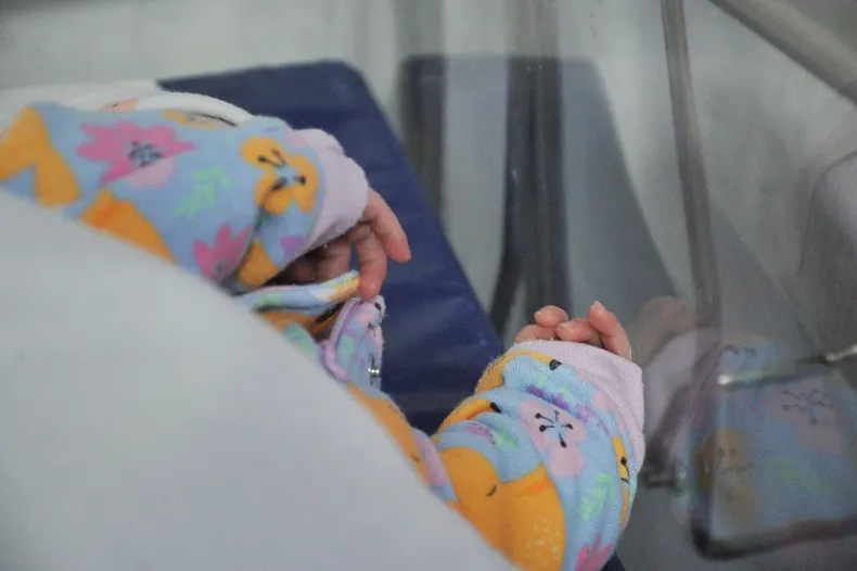 intercambio de bebes en 1980 corte confirma responsabilidad del hospital de coyhaique y ordena pagar 180 millones a familias.webp