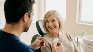 No usar hilo dental se asocia a mayor riesgo de Alzheimer, demuestran estudios recientes