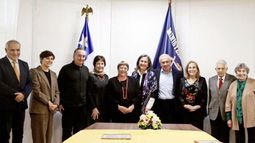 May Chomali junto a expresidente Michelle Bachelet. May Chomali junto a expresidente Michelle Bachelet.