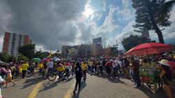 Denuncian ataques armados de civiles contra manifestantes en Colombia