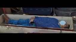 Alcalde de Perú se metió dentro de un ataúd y fingió estar muerto para no ser detenido tras infringir el toque de queda