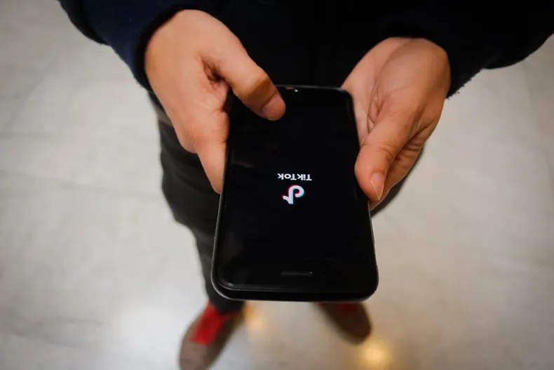 mujer que se identificaba como exjefa de campana de kast funo a medico por licencias medicas corte ordena borrar video.webp