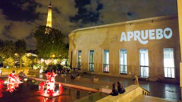 FOTOS| Chilenos en París sorprenden con intervención urbana a favor del Apruebo