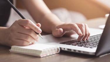 Imagen de una persona escribiendo en un notebook / Crédito: rominajorge.com