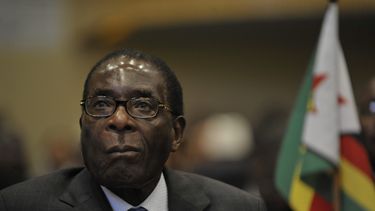 Ejército toma las calle de Zimbabwe y arresta en su domicilio a presidente Robert Mugabe