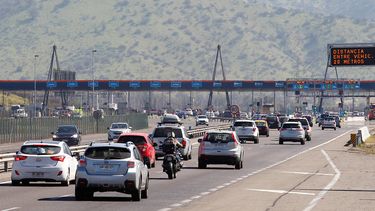 Más de 150 mil vehículos saldrían de Santiago este martes