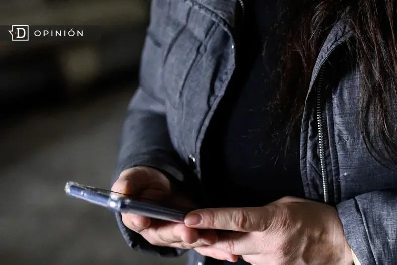 21504 mujer viendo un celular.webp