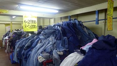 13% de la ropa importada a Chile no tiene origen declarado. Investigadoras, emprendedoras y la Ley REP intentan ordenar un mercado que crece, pero sigue sin infraestructura para reciclar.