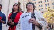 Fabiola Campillai y Alicia Lira entregan una carta en el Palacio de La Moneda, dirigida al presidente José Antonio Kast - Agencia Uno Fabiola Campillai y Alicia Lira entregan una carta en el Palacio de La Moneda, dirigida al presidente José Antonio Kast - Agencia Uno