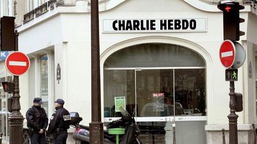 A tres años de la tragedia de Charlie Hebdo, decenas de periodistas padecen amenazas de muerte por “blasfemia”