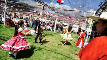 El Desconcierto | 4703 gente bailando cueca con trajes tipicos.jpg