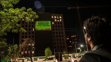 “Bolsonaro, apaga el incendio, salva el Amazonas”: Greenpeace intervino el consulado de Brasil