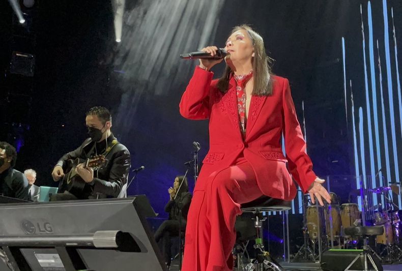 video ana gabriel fue abucheada en concierto por hablar de politica y anuncio su retiro.jpg