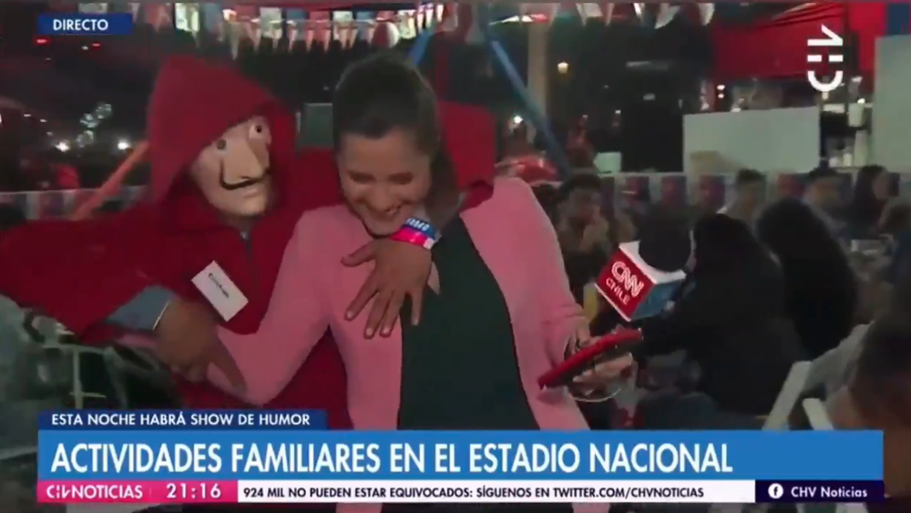VIDEO| Viral muestra cómo una periodista es acosada en las fondas
