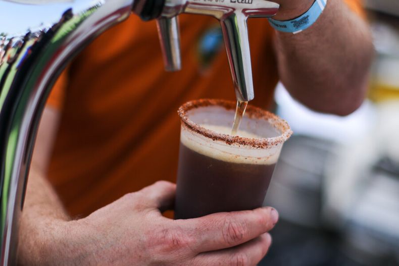 mientras chilenos beben 57 litros de cerveza al ano industria es desafiada a disminuir huella hidrica.jpg